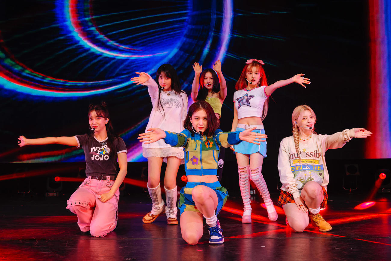 パフォーマンスするSTAYC。前列左からスミン、ジェイ、セウン、後列左からユン、アイサ、シウン