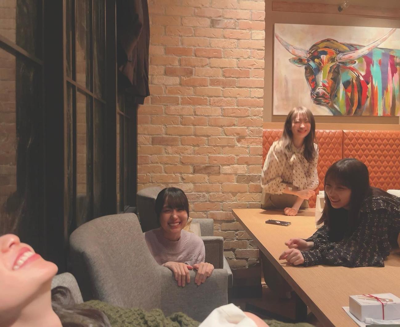 MV撮影の合間に笑顔を見せる与田祐希（右）ら乃木坂46メンバー。与田祐希インスタグラムより