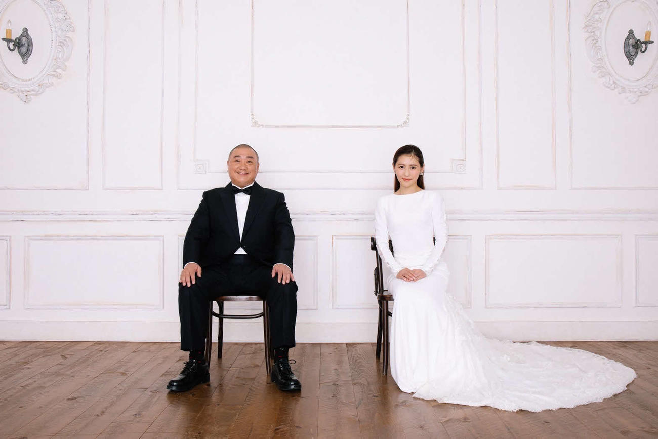 結婚を発表した極楽とんぼ山本圭壱と元AKB48西野未姫