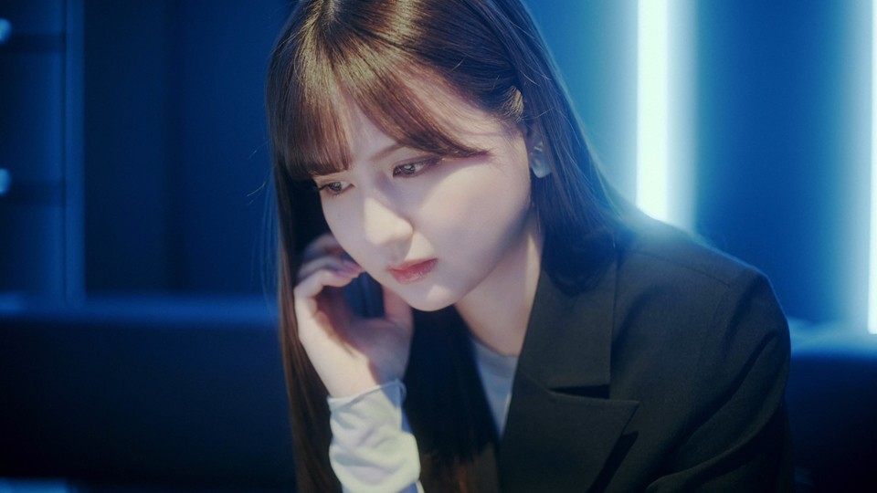 乃木坂46の新曲「ここにはないもの」収録のアンダー楽曲「悪い成分」MVのワンシーン。初センターを務める中村麗乃