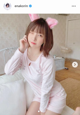 えなこが「ネコ耳」姿でウインク(えなこのインスタグラムより)