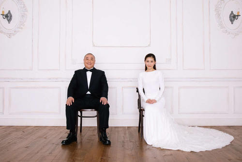 結婚を発表した極楽とんぼ山本圭壱と元AKB48西野未姫