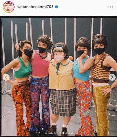 主演ミュージカル「ヘアスプレー」の共演者と写真に納まる渡辺直美(中央)(渡辺直美のインスタグラムより)