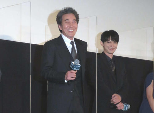 映画「ファミリア」完成披露上映会で、マイクの不調で地声であいさつする役所広司(左)と見守る吉沢亮(撮影・村上幸将)