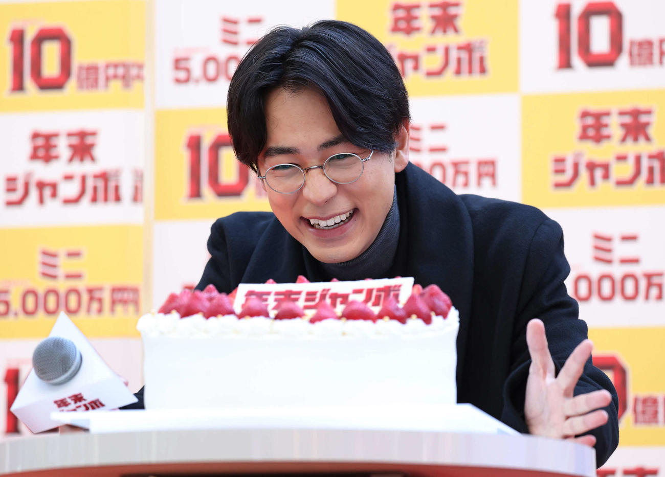 仲間からバースデーケーキを贈られて笑顔を見せる成田凌（撮影・丹羽敏通）