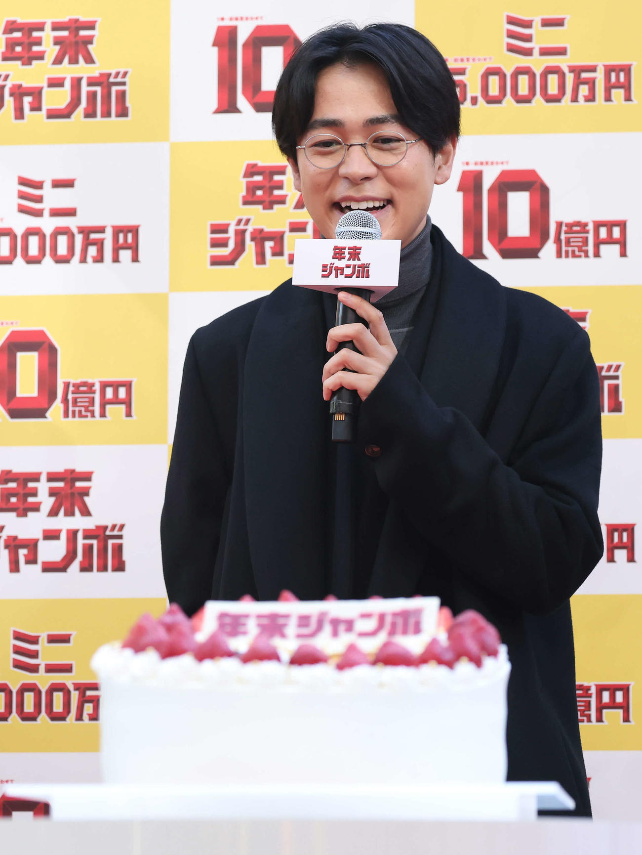 仲間からバースデーケーキを贈られて笑顔を見せる成田凌（撮影・丹羽敏通）
