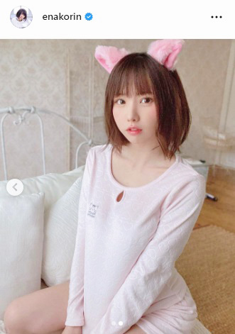 えなこはピンクのルームウエア姿で生足もチラリ（えなこのインスタグラムより）