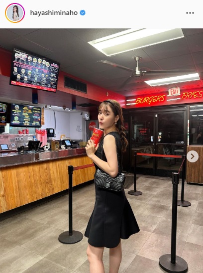 米ハワイで“イチオシ”のハンバーガー店に訪れた林みなほアナ（林みなほアナのインスタグラムより）