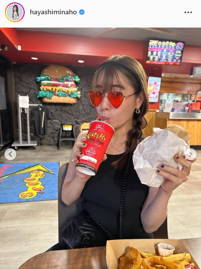ハート形のサングラスをかけ、ドリンクを飲む林みなほアナ（林みなほアナのインスタグラムより）