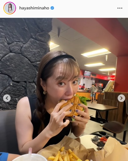 大きなハンバーガーにかぶりつく林みなほアナ（林みなほアナのインスタグラムより）