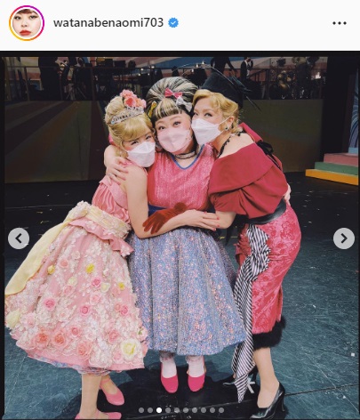 主演ミュージカル「ヘアスプレー」の共演者と写真に納まる渡辺直美（中央）（渡辺直美のインスタグラムより）