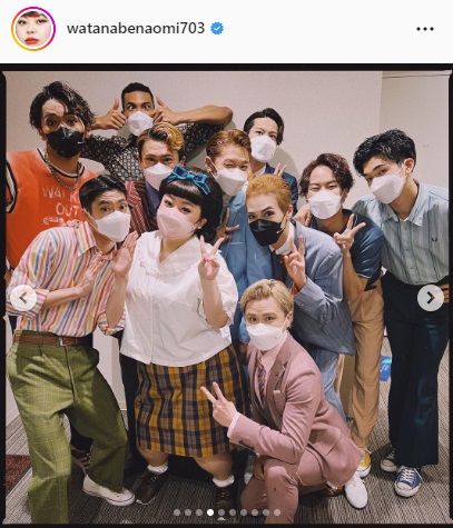 主演ミュージカル「ヘアスプレー」の共演者と写真に納まる渡辺直美（前列中央）（渡辺直美のインスタグラムより）