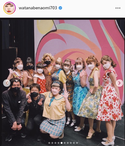 主演ミュージカル「ヘアスプレー」の共演者と写真に納まる渡辺直美（前列左から3人目）（渡辺直美のインスタグラムより）