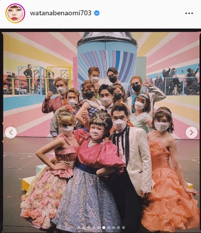 主演ミュージカル「ヘアスプレー」の共演者と写真に納まる渡辺直美（前列左から2人目）（渡辺直美のインスタグラムより）
