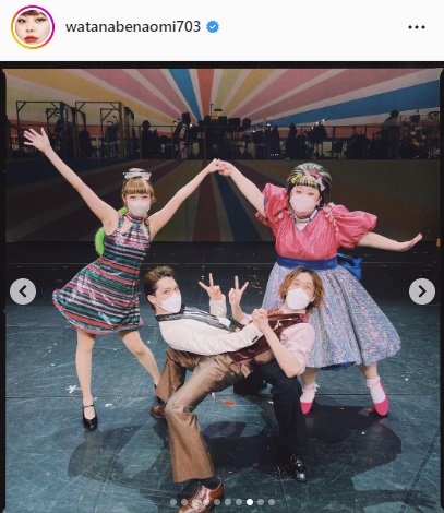 主演ミュージカル「ヘアスプレー」の共演者と写真に納まる渡辺直美（後列右）（渡辺直美のインスタグラムより）