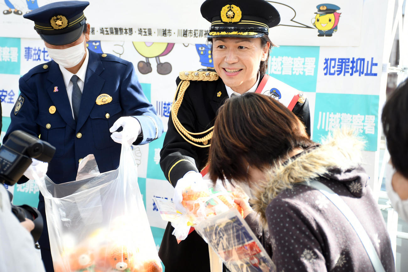 一日川越署長として「いい夫婦の日　DV・児童虐待根絶キャンペーン」に参加しグッズを配布する城咲仁（撮影・大友陽平）