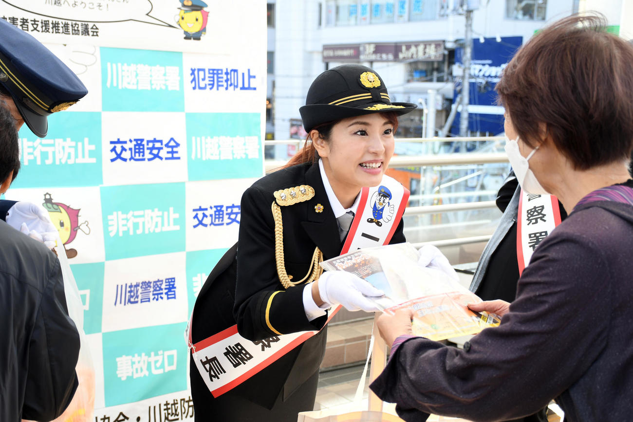 一日川越署長として「いい夫婦の日　DV・児童虐待根絶キャンペーン」に参加しグッズを配布する加島ちかえ（撮影・大友陽平）