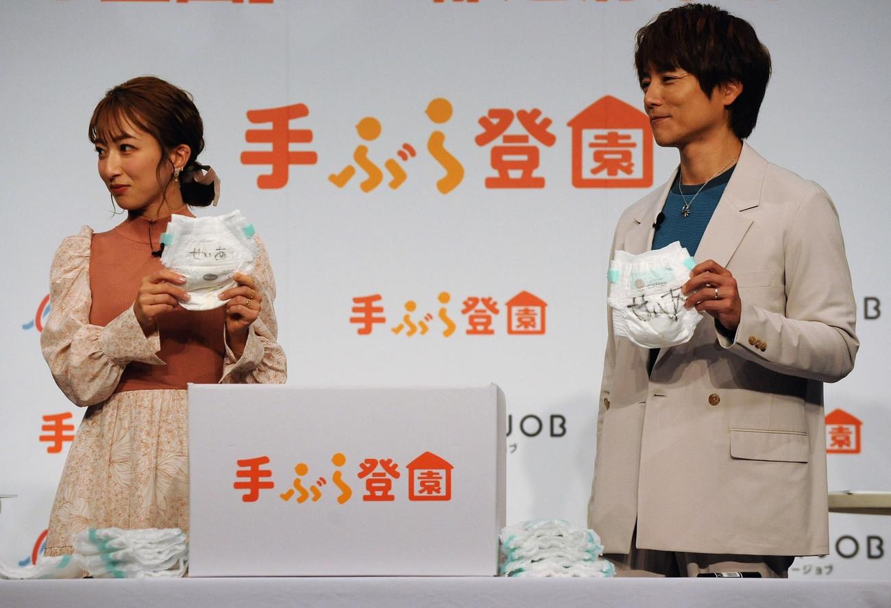 イベントに出席し、「おむつ名前書き」に挑戦する辻希美、杉浦太陽（撮影・高橋洋平）
