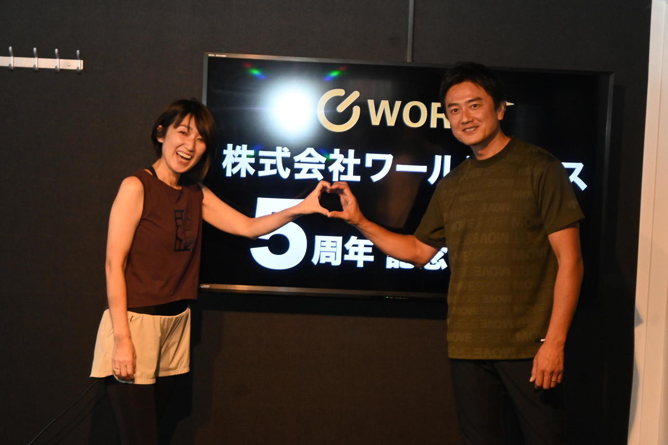 ハートマークを作る原田龍二（右）、愛さん、「ワールドプラス」上口泰正社長（撮影・松浦隆司）