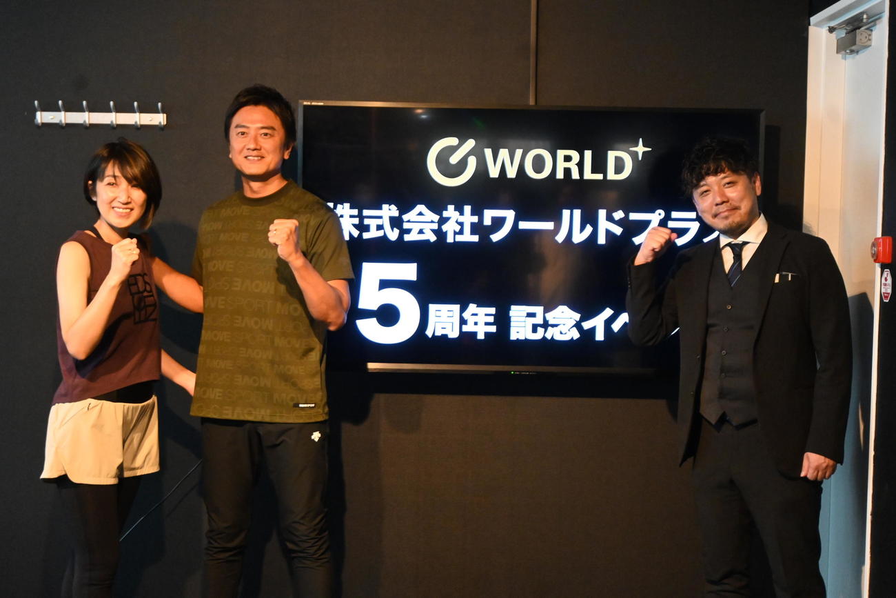 左から原田龍二、愛さん、「ワールドプラス」上口泰正社長（撮影・松浦隆司）
