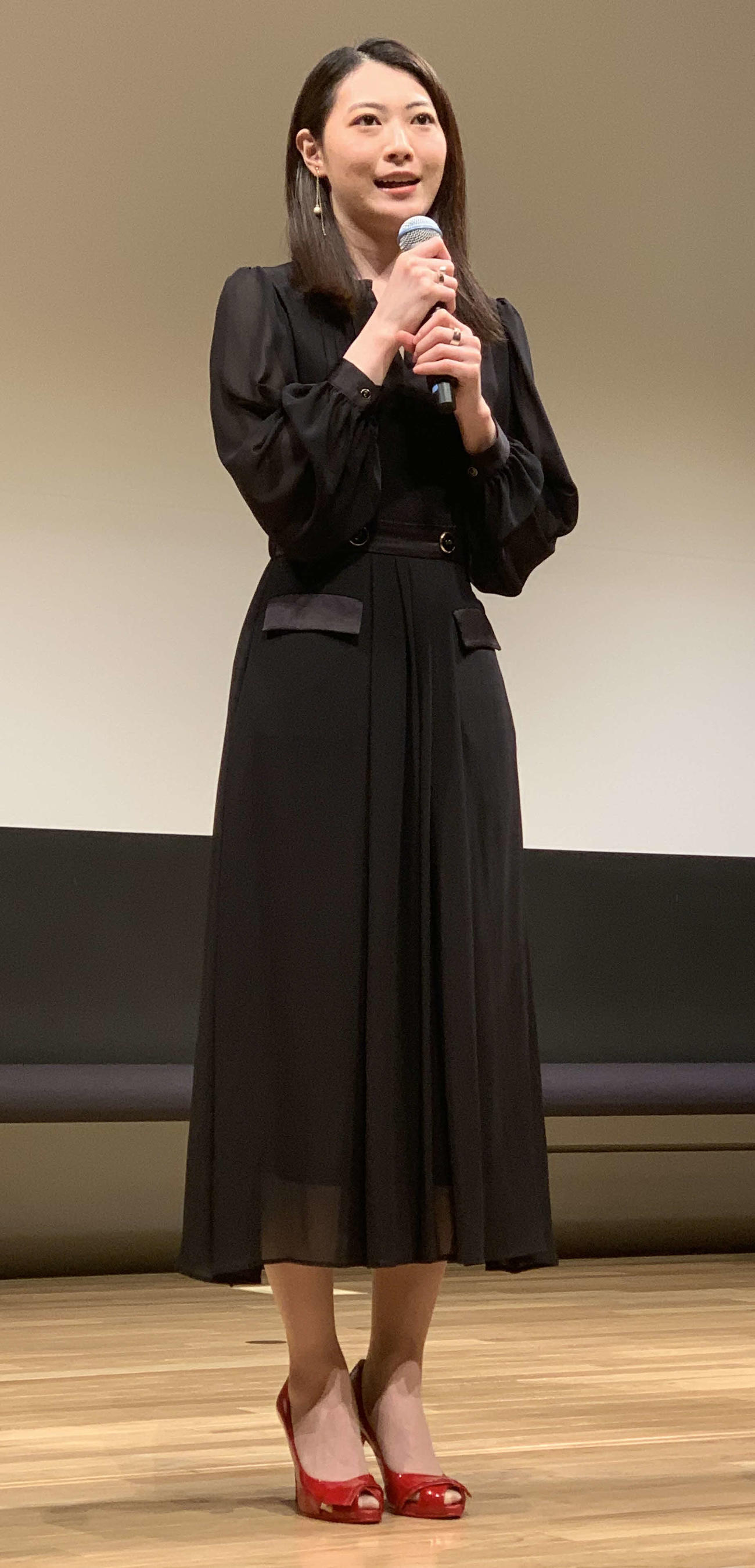 出演映画「みちのく秋田　赤い靴の女の子」の先行上映会に出席した安田聖愛