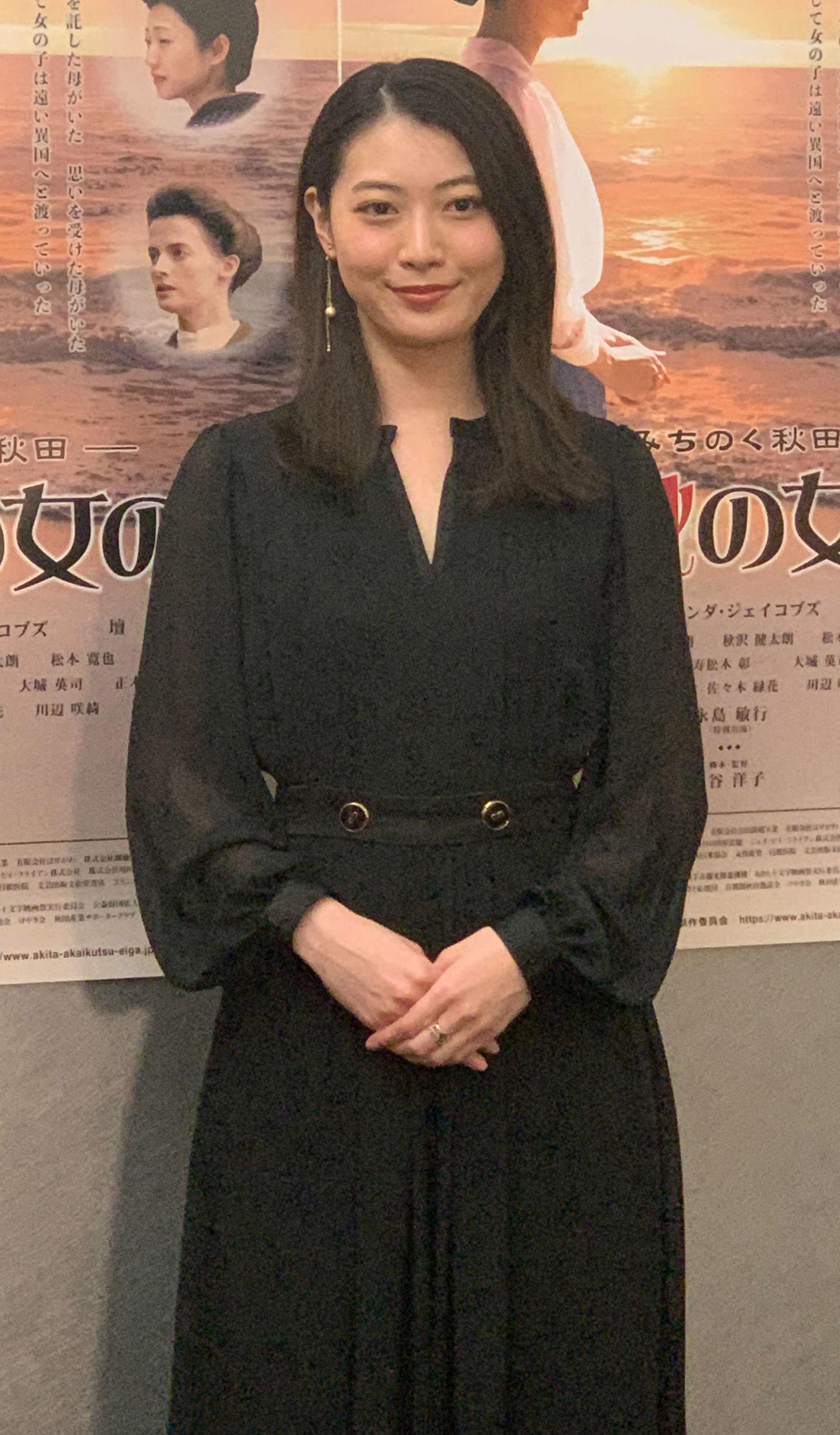 出演映画「みちのく秋田　赤い靴の女の子」の先行上映会に出席した安田聖愛