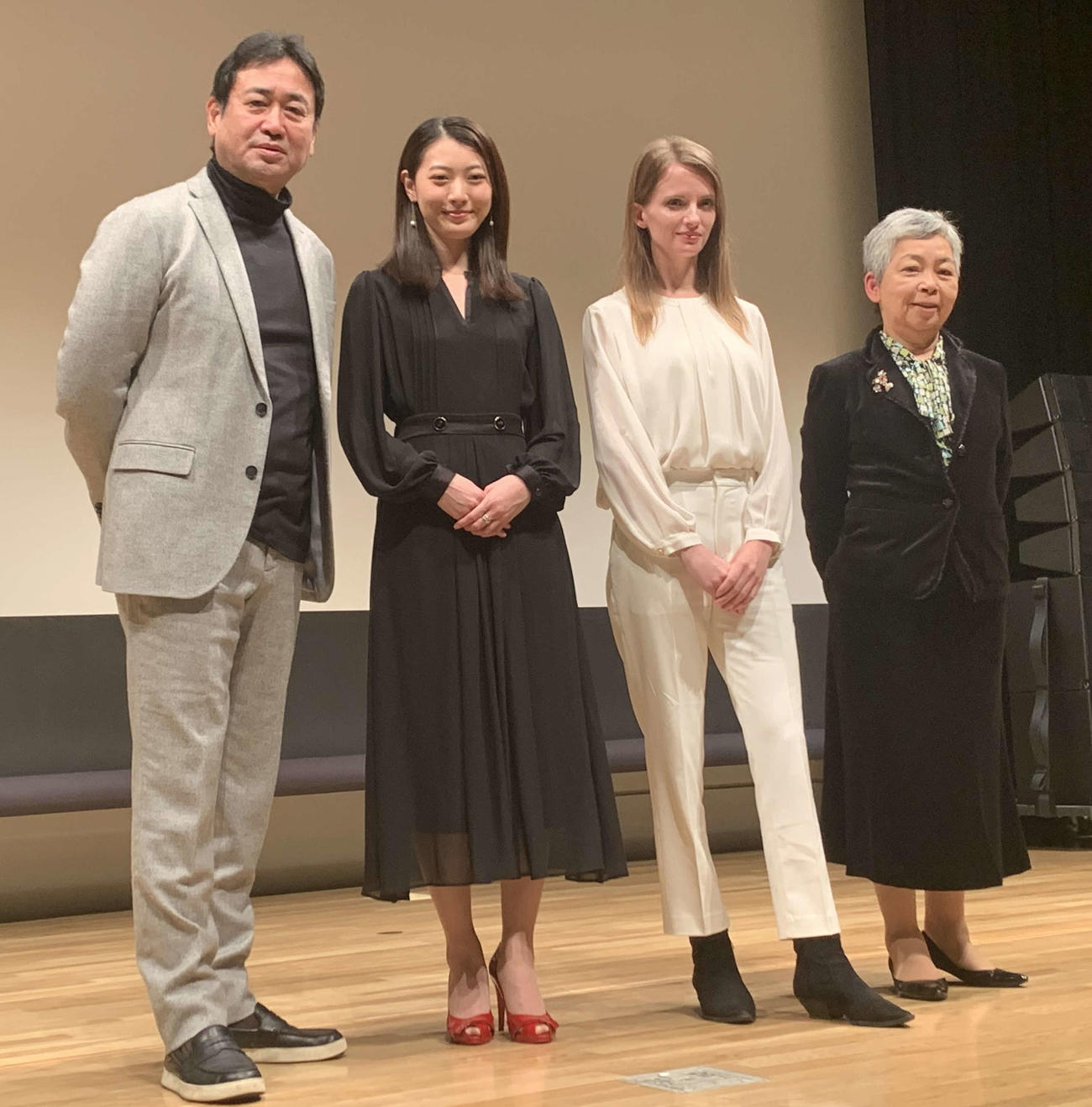 出演映画「みちのく秋田　赤い靴の女の子」の先行上映会に出席した、左から永島敏行、安田聖愛、アナンダ・ジェイコブス、石谷洋子監督