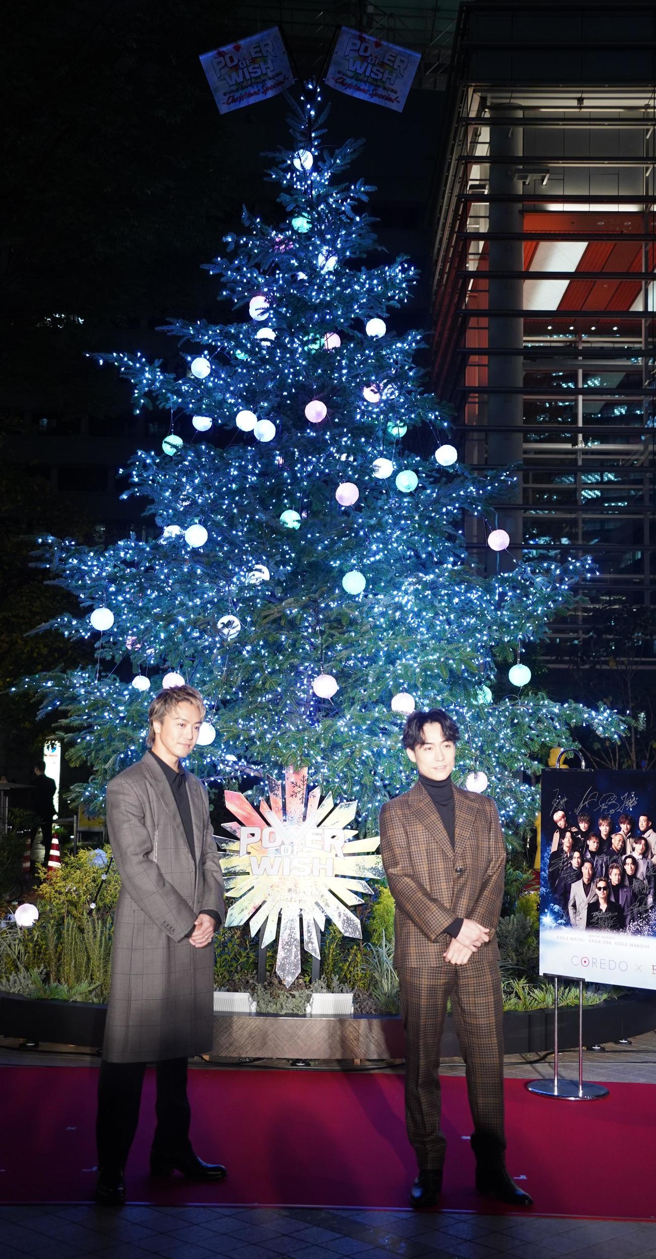 クリスマスツリー点灯式に出席した、EXILEのTAKAHIRO（左）とTETSUYA（撮影・佐藤勝亮）