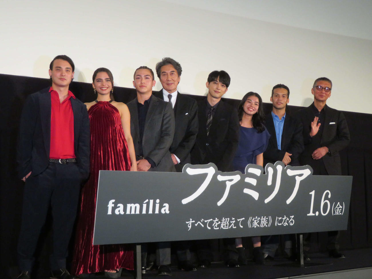 映画「ファミリア」完成披露上映会に登壇した、左からスミダグスタボ、ワケドファジレ、サガエルカス、役所広司、吉沢亮、アリまらい果、シマダアラン、成島出監督（撮影・村上幸将）
