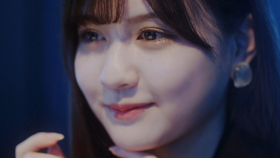 乃木坂46の新曲「ここにはないもの」収録のアンダー楽曲「悪い成分」MVのワンシーン。初センターを務める中村麗乃