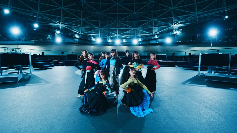 乃木坂46の新曲「ここにはないもの」収録のアンダー楽曲「悪い成分」MVのワンシーン。中央は初センターの中村麗乃