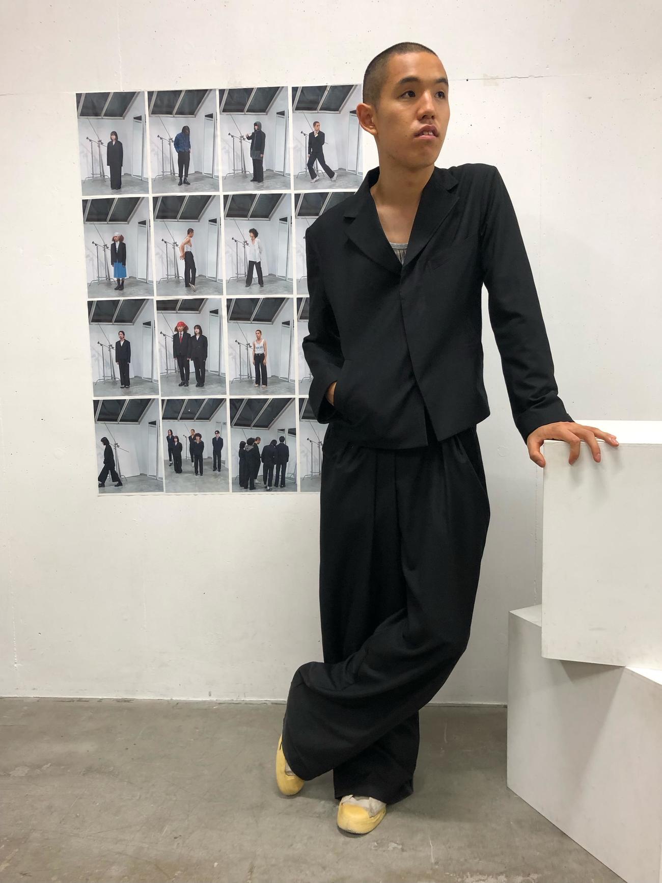 オリジナルアパレルのセットアップ商品をリリースする四千頭身の都築拓紀（撮影・佐藤成）