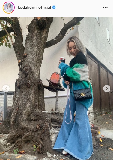 「グッチ」のバッグを肩から下げポーズを取る倖田来未（倖田来未のインスタグラムより）