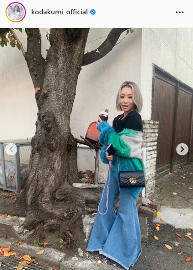 「グッチ」のバッグを肩から下げポーズを取る倖田来未（倖田来未のインスタグラムより）
