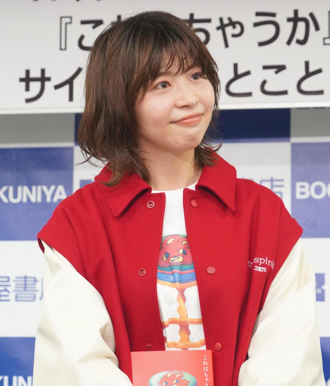 初の小説集「これはちゃうか」の発売記念イベントを行ったお笑いコンビ、Aマッソ加納（撮影・佐藤成）