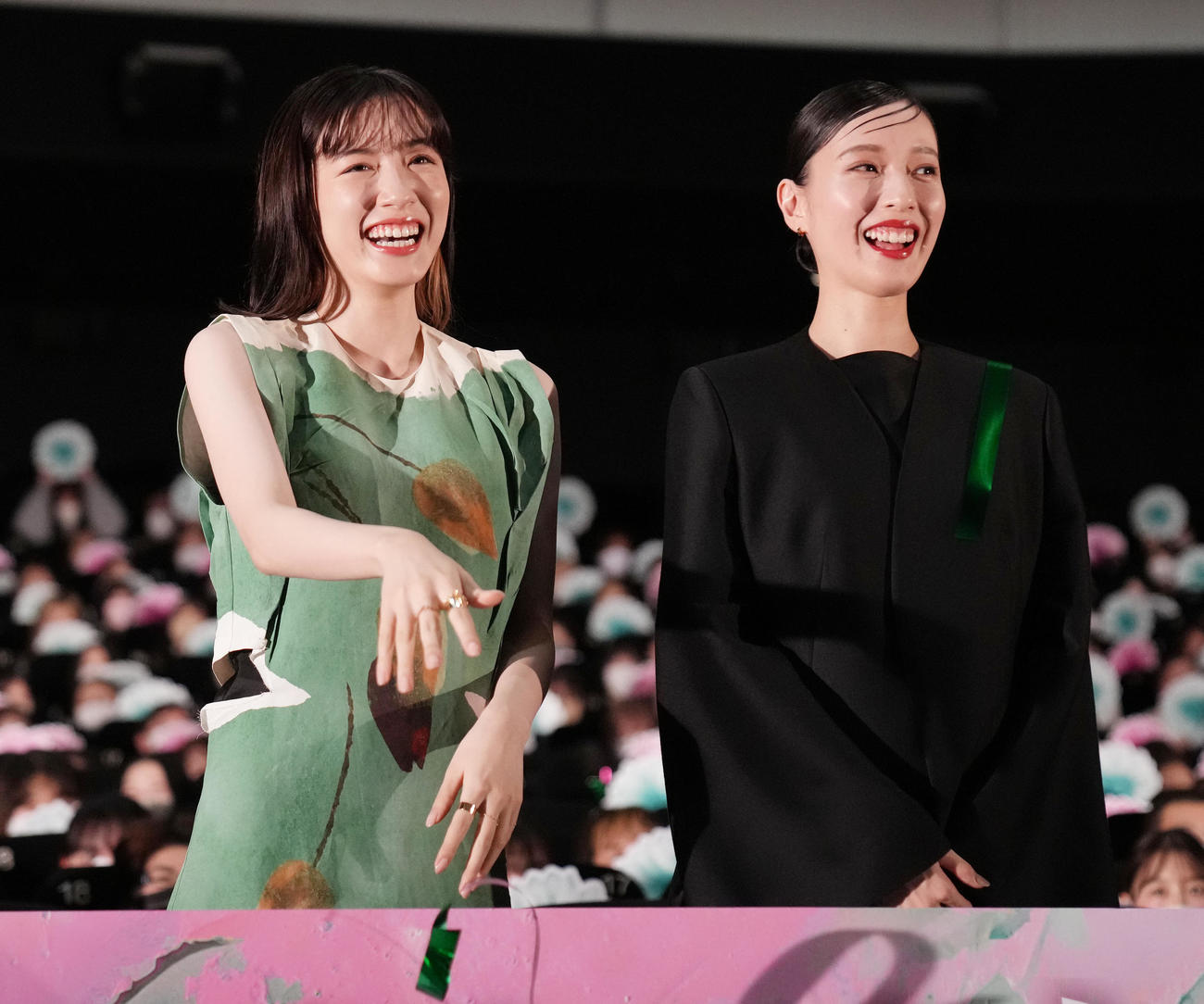 映画「母性」初日舞台あいさつで笑顔の永野芽郁（左）と戸田恵梨香（撮影・鈴木みどり）
