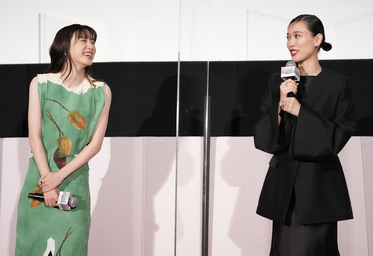 映画「母性」初日舞台あいさつで笑顔の永野芽郁（左）と戸田恵梨香（撮影・鈴木みどり）
