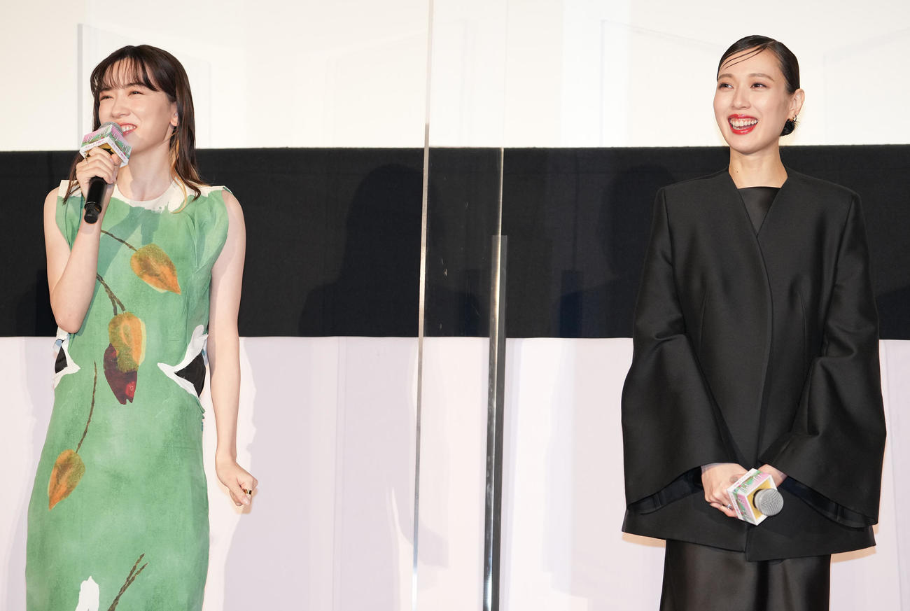 映画「母性」初日舞台あいさつで笑顔の永野芽郁（左）と戸田恵梨香（撮影・鈴木みどり）