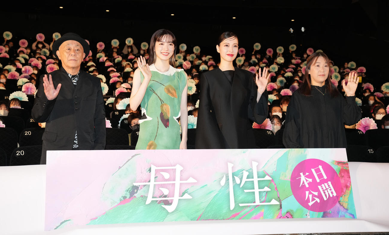 映画「母性」初日舞台あいさつのフォトセッションで手を振る出演者たち。左から廣木隆一監督、永野芽郁、戸田恵梨香、原作者の湊かなえ氏（撮影・鈴木みどり）