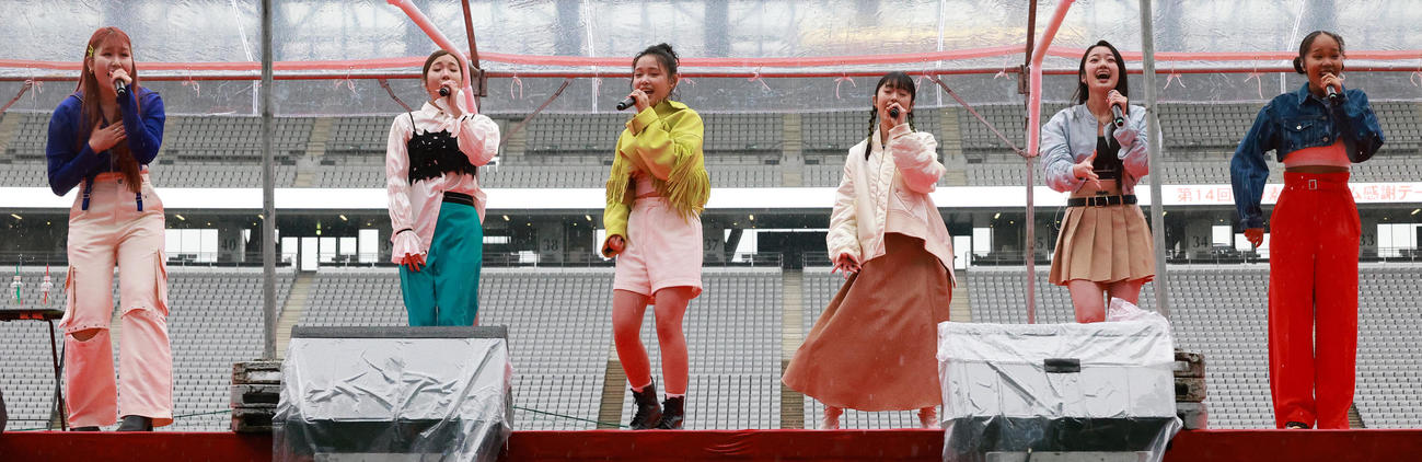 味の素スタジアム感謝デーで6人そろって歌声を披露したLittle Glee Monster、左からかれん、MAYU、ミカ、アサヒ、結海、miyou（撮影・中島郁夫）