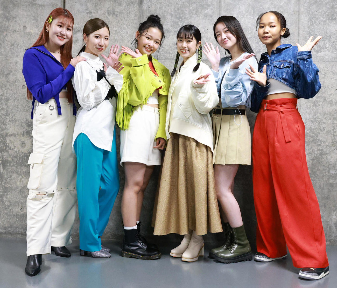 味の素スタジアム感謝デーで6人そろって歌声を披露したLittle Glee Monster、左からかれん、MAYU、ミカ、アサヒ、結海、miyou（撮影・中島郁夫）