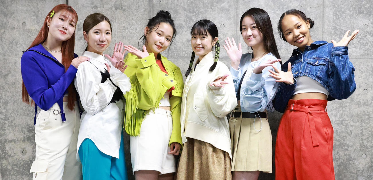 味の素スタジアム感謝デーで6人そろって歌声を披露したLittle Glee Monster、左からかれん、MAYU、ミカ、アサヒ、結海、miyou（撮影・中島郁夫）