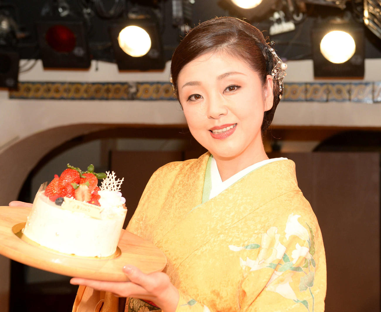 東京・新宿のライブレストラン「ガルロチ」で新曲「凍る月」の発売と誕生日祝いを兼ねた記念ライブを行った多岐川舞子