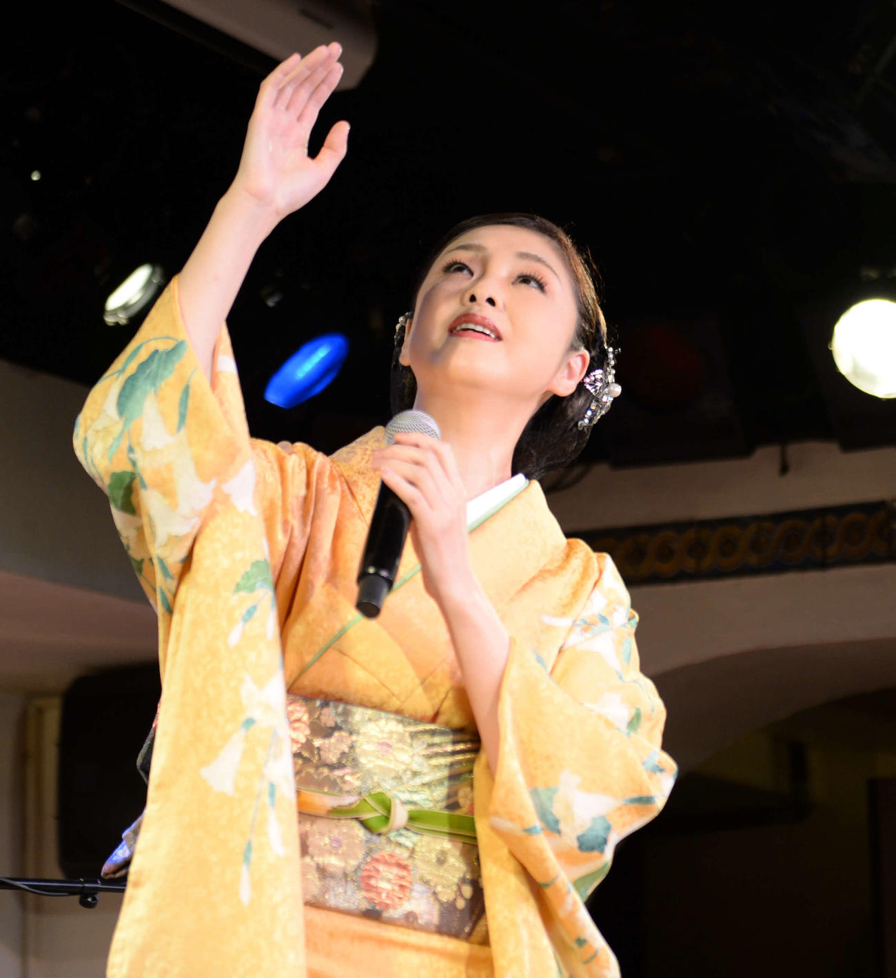 東京・新宿のライブレストラン「ガルロチ」で新曲「凍る月」の発売と誕生日祝いを兼ねた記念ライブを行った多岐川舞子