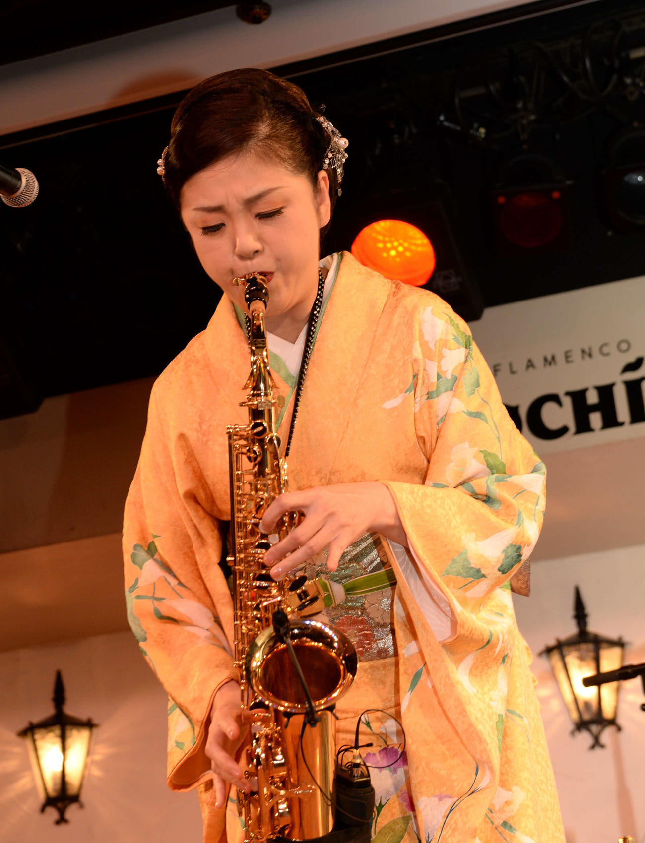 東京・新宿のライブレストラン「ガルロチ」で新曲「凍る月」の発売と誕生日祝いを兼ねた記念ライブを行った多岐川舞子