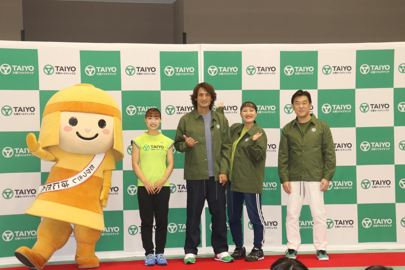 イベントに登場した5人。左から高槻市のマスコットキャラクター「はにたん」、奥原希望、丸山桂里奈、本並健治、太陽HD／太陽ファルマテックの佐藤英志代表取締役社長（撮影・竹本穂乃加）