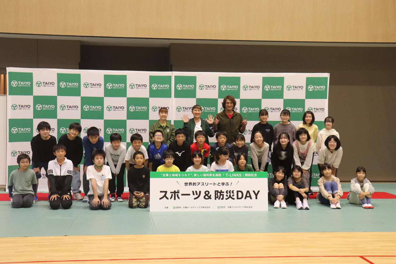 イベントに登場した3人と子どもたち。左奥から奥原希望、丸山桂里奈、本並健治（撮影・竹本穂乃加）