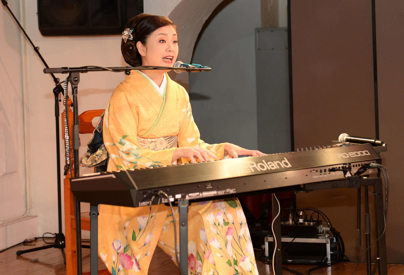 東京・新宿のライブレストラン「ガルロチ」で新曲「凍る月」の発売と誕生日祝いを兼ねた記念ライブを行った多岐川舞子