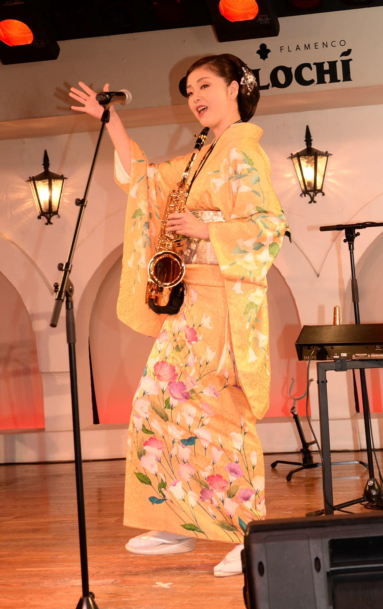 東京・新宿のライブレストラン「ガルロチ」で新曲「凍る月」の発売と誕生日祝いを兼ねた記念ライブを行った多岐川舞子