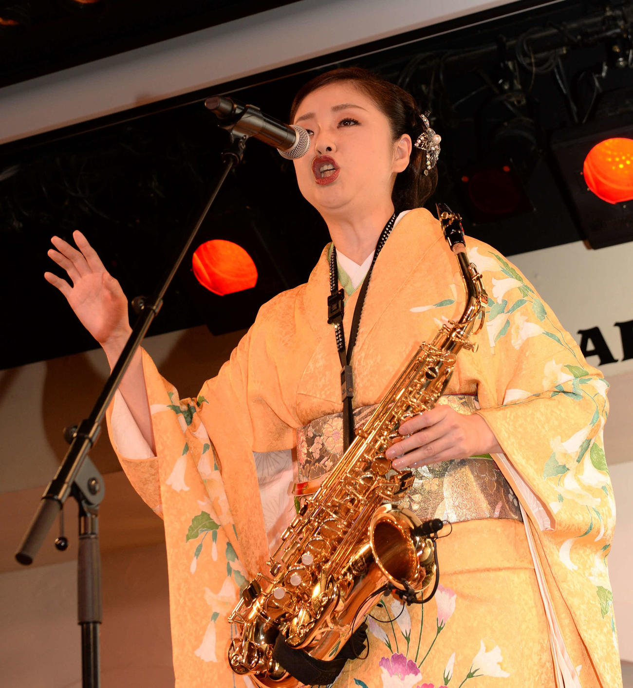 東京・新宿のライブレストラン「ガルロチ」で新曲「凍る月」の発売と誕生日祝いを兼ねた記念ライブを行った多岐川舞子